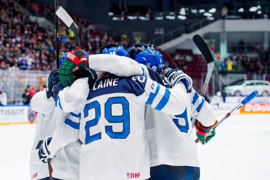 Finlands spelare jublar