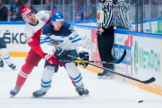Danmarks Mads Boedker och Finlands Jussi Jokinen