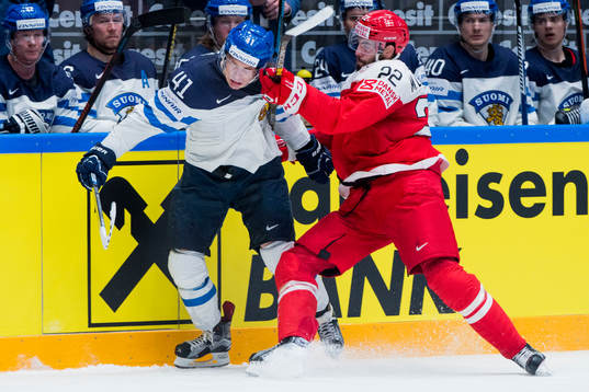 Finlands Antti Pihlstrom trycks till av Danmarks Markus