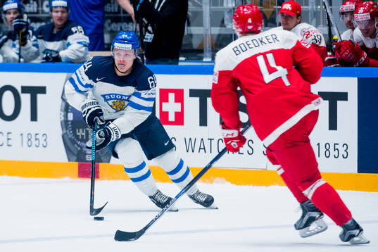 Finlands Mikael Granlund bevakas av Danmarks Mads Boedker