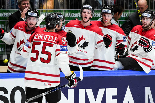 Kanadas Mark Scheifele jublar med båset
