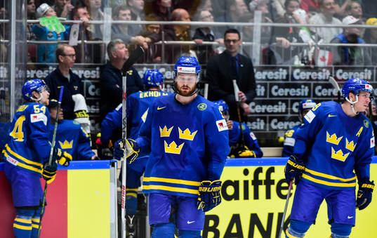 Sveriges Adam Larsson (m) deppar