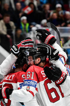 Kanadas Connor McDavid och Mark Stone jublar med Mark