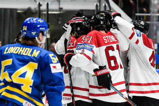 Sveriges Anton Lindholm deppar när Kanadas spelare firar