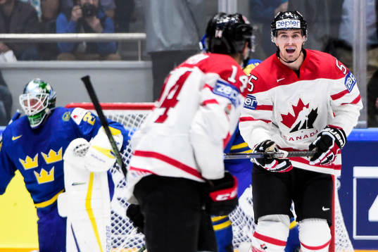 Kanadas Mark Scheifele jublar mot Matt Dumba