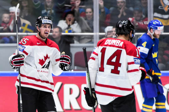 Kanadas Mark Scheifele jublar mot Matt Dumba