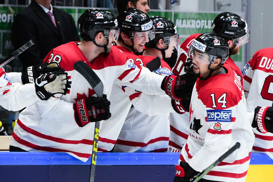Kanadas Matt Dumba jublar med båset