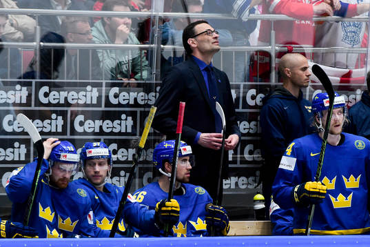 Sveriges assisterande tränare Peter Popovic och spelarna i
