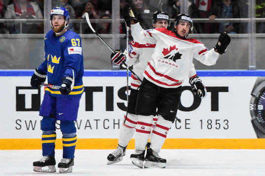 Sveriges Linus Omark deppar och Kanadas Brad Marchand jublar
