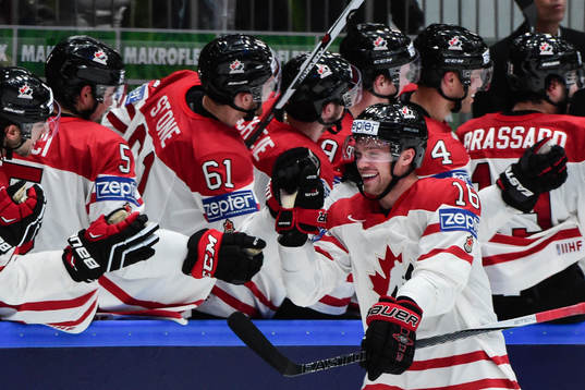 Kanadas Max Domi jublar med båset