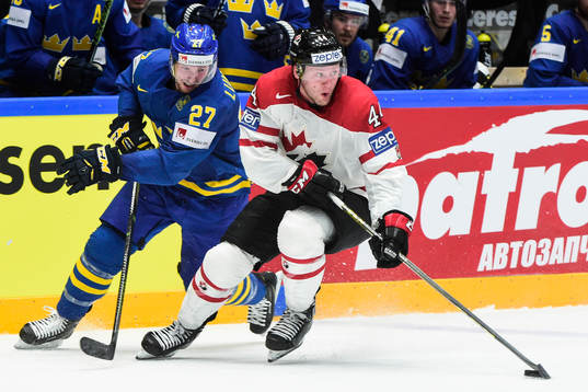 Sveriges Martin Lundberg jagar Kanadas Morgan Rielly