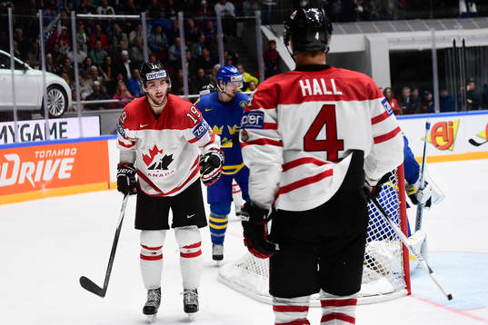 Kanadas Derick Brassard och Taylor Hall jublar