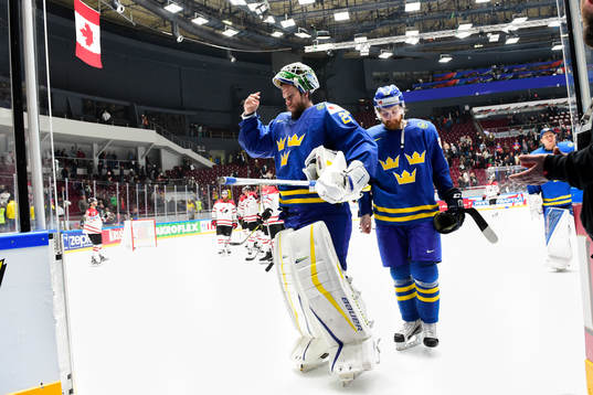 Sveriges målvakt Jacob Markström och Mattias Ritola