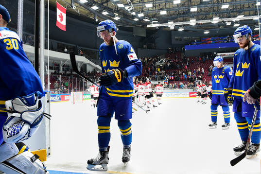 Sveriges Mattias Ekholm deppar när han lämnar isen