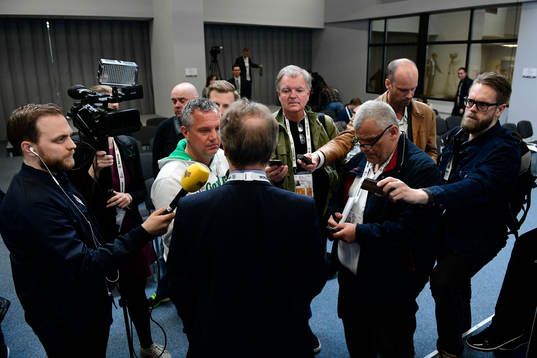 Sveriges förbundskapten Pär Mårts pratar med media