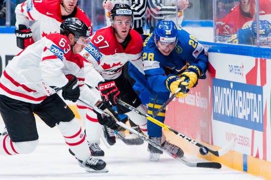 Kanadas Brad Marchand och Connor McDavid i kamp om pucken