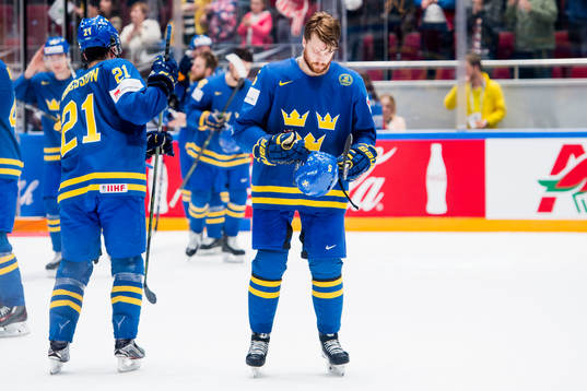 Sveriges Adam Larsson deppar när han lämlar isen