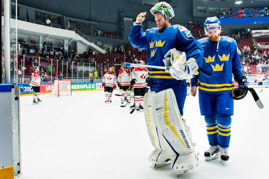 Sverigesmålvakt Jacob Markström och Mattias Ritola deppar