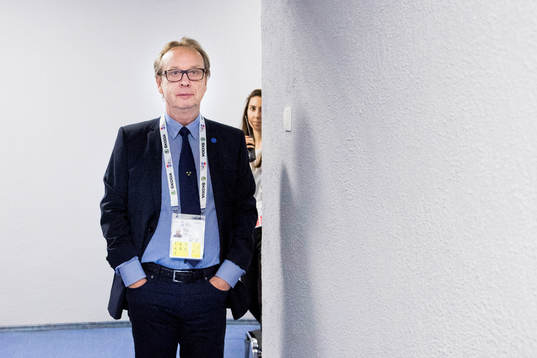 Sveriges förbundskapten Pär Mårts väntar utanför
