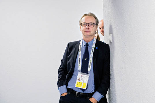 Sveriges förbundskapten Pär Mårts väntar utanför