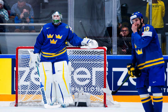 Sveriges målvakt Jacob Markström och Johan Fransson deppar