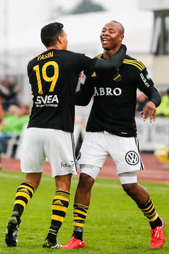 s Ahmed Yasin jublar med Carlos Strandberg som gjort 0-1
