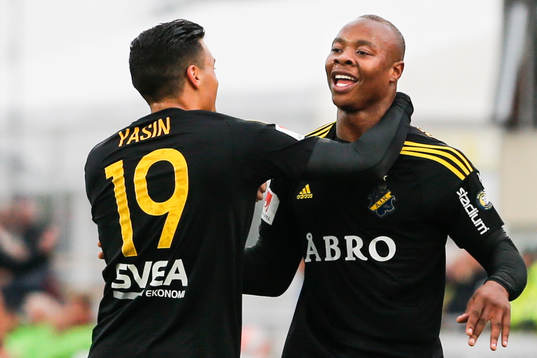 s Ahmed Yasin jublar med Carlos Strandberg som gjort 0-1
