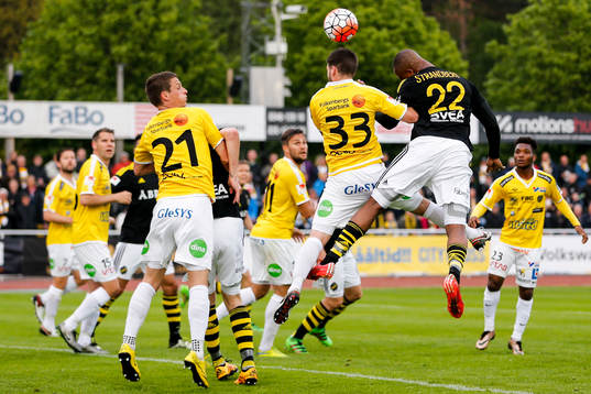 s Carlos Strandberg nickar mot mål