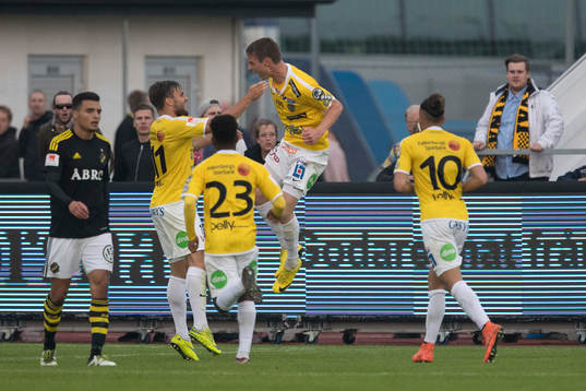 Falkenbergs spelare jublar