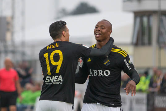 s Ahmed Yasin (med ryggen i bild) och Carlos Strandberg