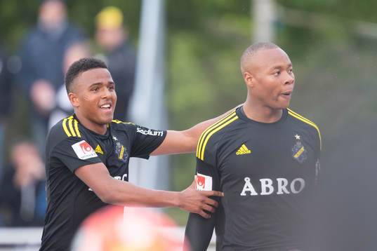 s Niclas Eliasson och Carlos Strandberg jublar