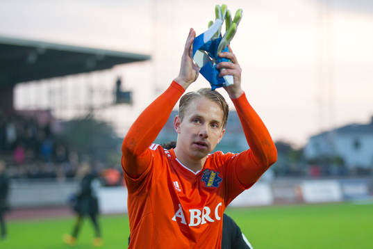 s målvakt Patrik Carlgren jublar