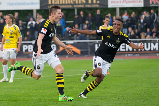 s Haukur Hauksson och Niclas Eliasson jublar