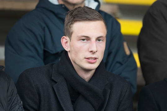 Falkenbergs Gustaf Nilsson sitter på läktaren