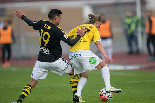 s Ahmed Yasin ger Falkenbergs Jesper Karlsson en knuff i