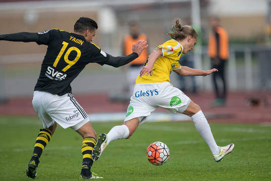 s Ahmed Yasin ger Falkenbergs Jesper Karlsson en knuff i