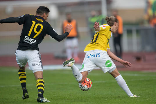 s Ahmed Yasin ger Falkenbergs Jesper Karlsson en knuff i