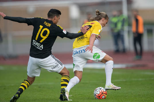 s Ahmed Yasin ger Falkenbergs Jesper Karlsson en knuff i