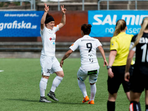 Ella Masar målskytt Nataša Andonova jublar