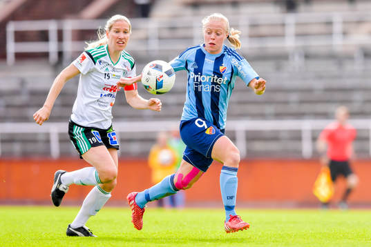 Mallbackens Frida Broström och Djurgårdens Mia Jalkerud