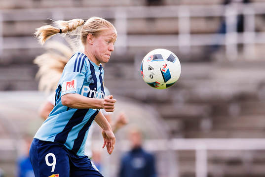 Djurgårdens Mia Jalkerud med ögonen på bollen