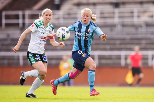Djurgårdens Mia Jalkerud och Mallbackens Frida Broström