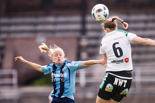 Djurgårdens Mia Jalkerud och Mallbackens Sarah Bergman i