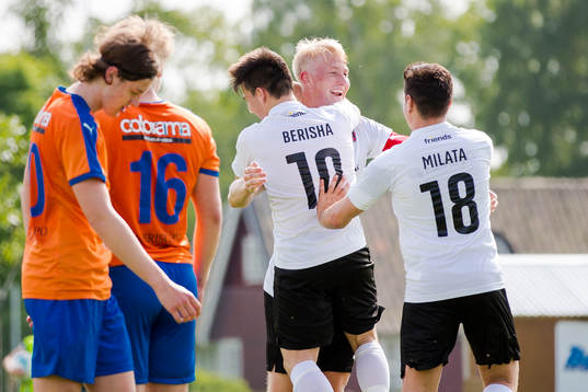 Vejbys spelare deppar och Hittarps Viktor Wihlstrand jublar