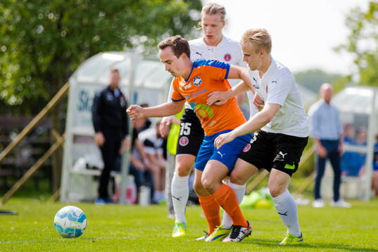 Vejbys Andreas Möller i duell om bollen med Hittarps Emil