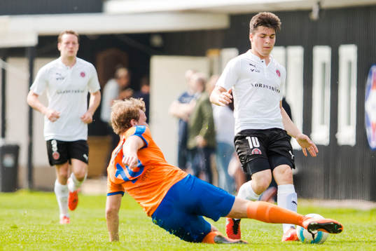 Vejbys Mario Gadza försöker stoppa Hittarps Adonis Berisha