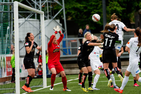 Göteborgs Beata Kollmats, målvakt Loes Guerts, Filippa