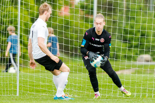 Hittarps målvakt Filip Bodenäs fångar bollen