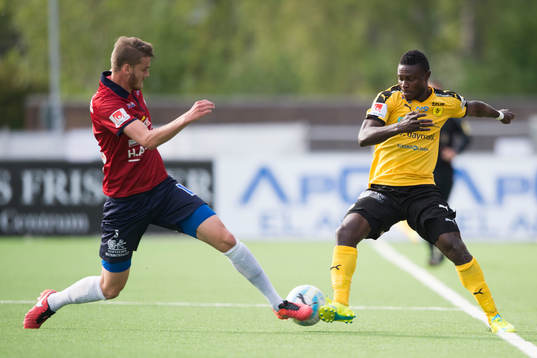 Frejs Oke Akpoveta och Örgrytes Johan Hammar i kamp om