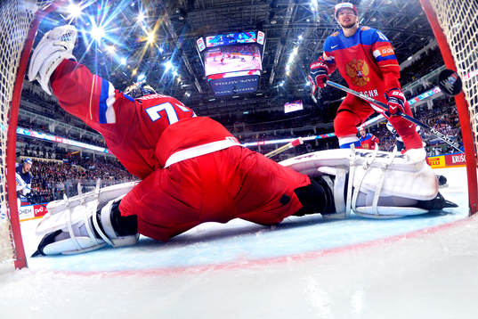 Rysslands målvakt Sergei Bobrovski och Sergei Kalinin ser